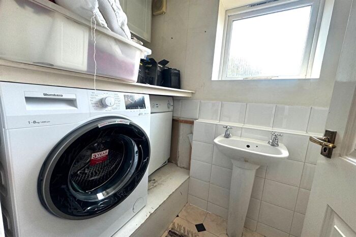 3 Bedroom Flat To Rent In Hartlepool Court, E16