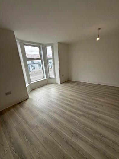 1 Bedroom Flat To Rent In Oldham Road, Manchester, M40