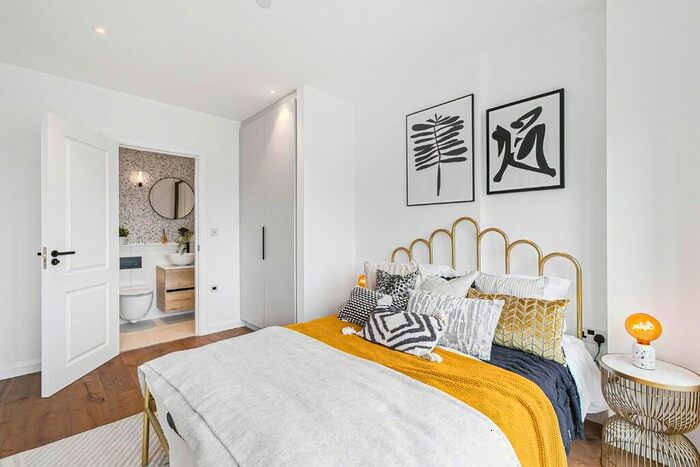2 Bedroom Apartment For Sale In Water's Edge Court, Yeo Street, London, E3