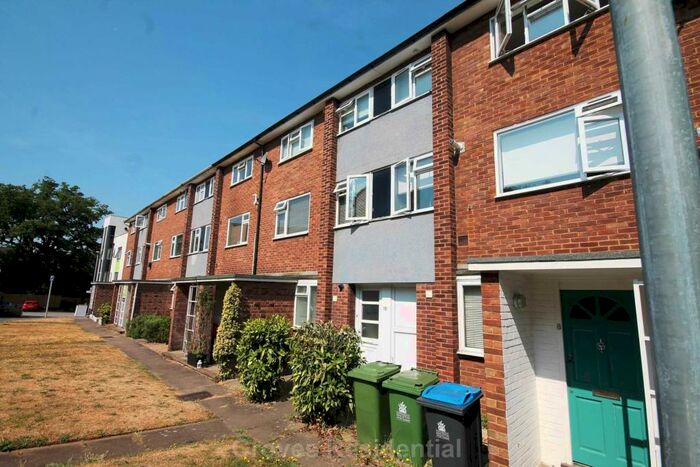 2 Bedroom Flat To Rent In South Terrace, Surbiton, KT6