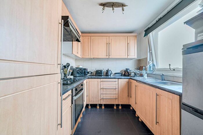 1 Bedroom Flat For Sale In The Water Gardens, Hyde Park Estate, London, W2