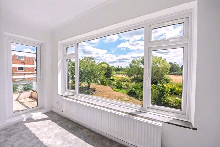 2 Bedroom Flat To Rent In Esher Road, Walton-On-Thames, Surrey, KT12