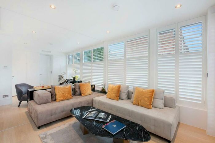 3 Bedroom Semi-Detached House To Rent In Halliford Street, Islington, London, N1