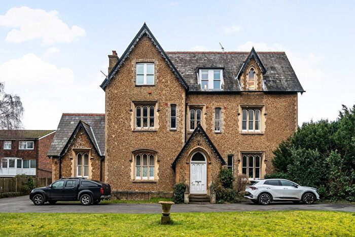 2 Bedroom Flat To Rent In Cross Lanes, Guildford, GU1