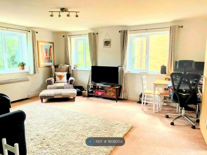 2 Bedroom Flat To Rent In Station Road, Kings Langley, WD4