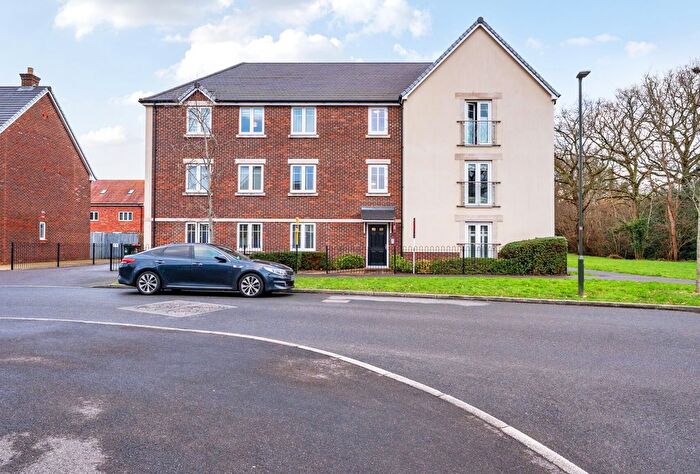 2 Bedroom Flat For Sale In Foxglove Drive, Crawley, West Sussex, RH10