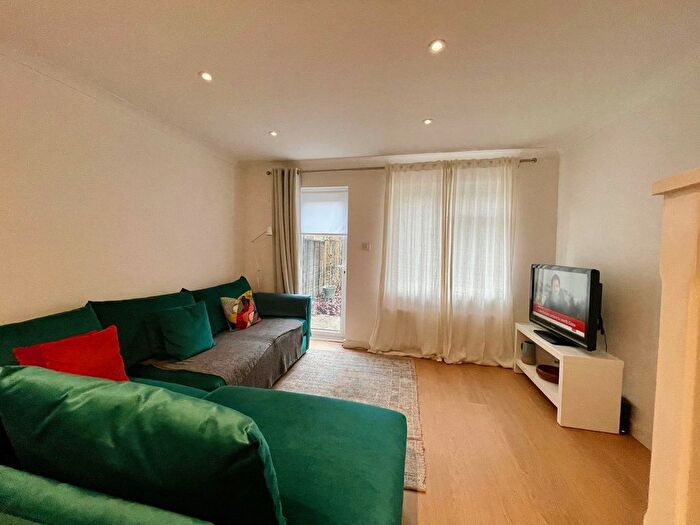 2 Bedroom End Of Terrace House To Rent In Cropper Close, Thatcham, RG19
