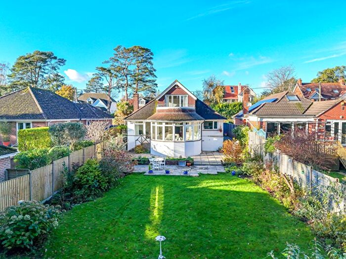 4 Bedroom Chalet For Sale In Elphinstone Road, Highcliffe, Christchurch, BH23