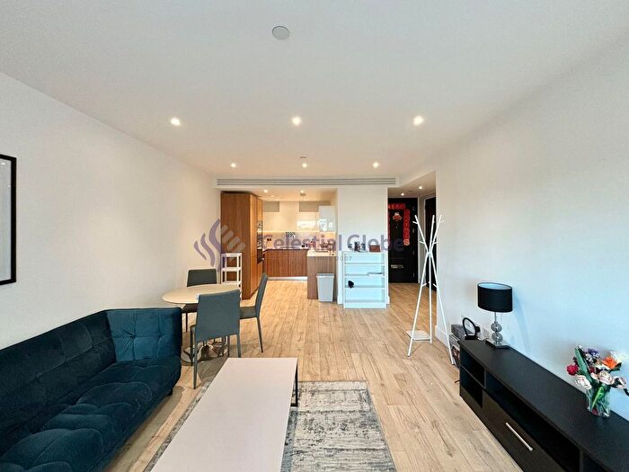 2 Bedroom Flat To Rent In Piazza Walk, London, E1