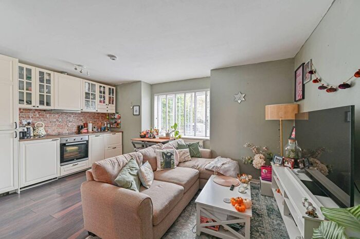 1 Bedroom Flat For Sale In Hogarth Crescent, Colliers Wood, London, SW19