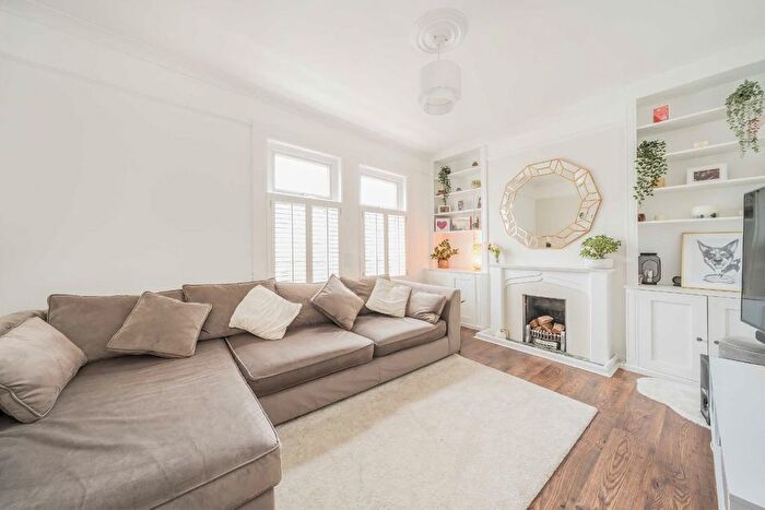 3 Bedroom Flat To Rent In Kimber Road, Earlsfield, SW18