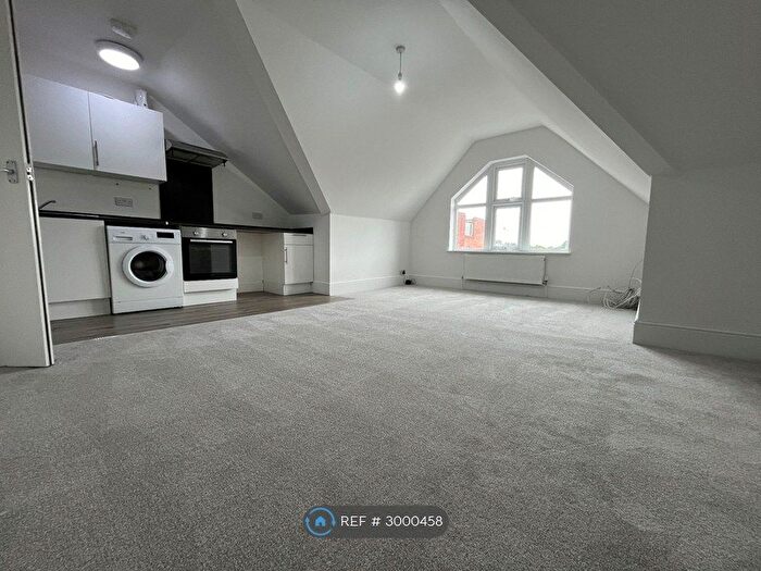 2 Bedroom Flat To Rent In Poole Road, Bournemouth, BH4