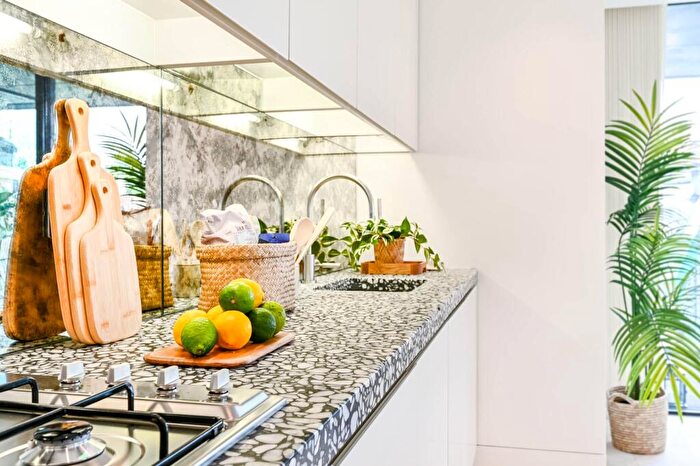 3 Bedroom Flat To Rent In Oval Road, Camden, London, NW1