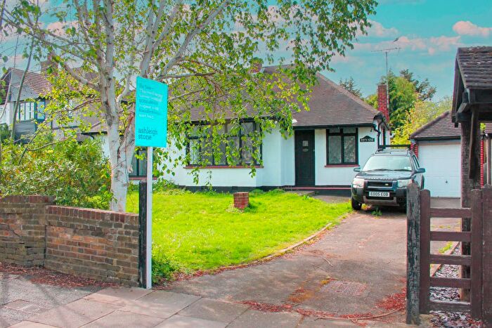 3 Bedroom Bungalow To Rent In Hobleythick Lane, Westcliff-On-Sea, SS0