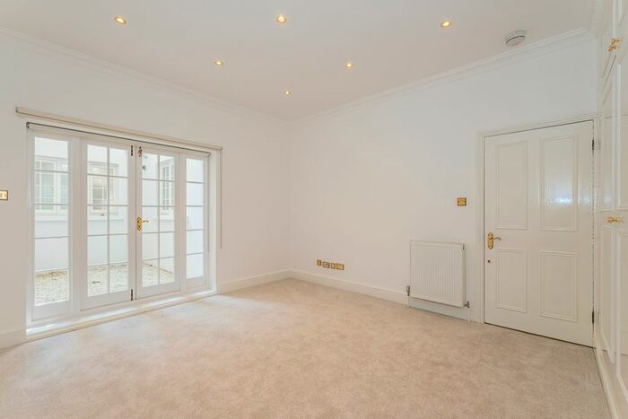 3 Bedroom Flat To Rent In Cornwall Gardens, London, SW7