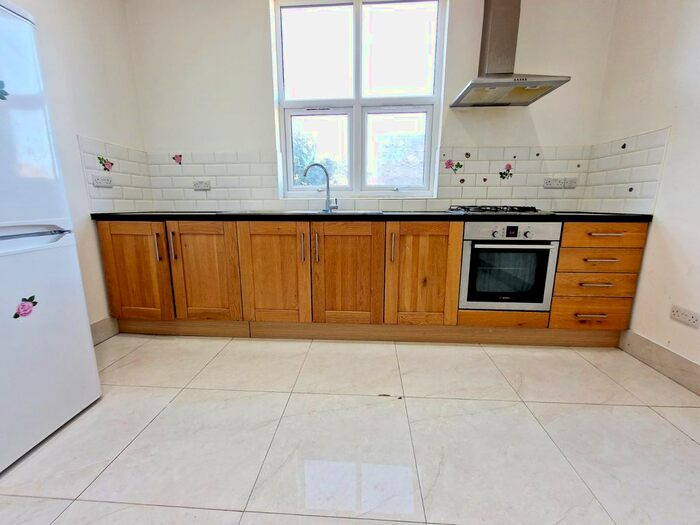 2 Bedroom Flat To Rent In High Road, Stamford Hill, N15