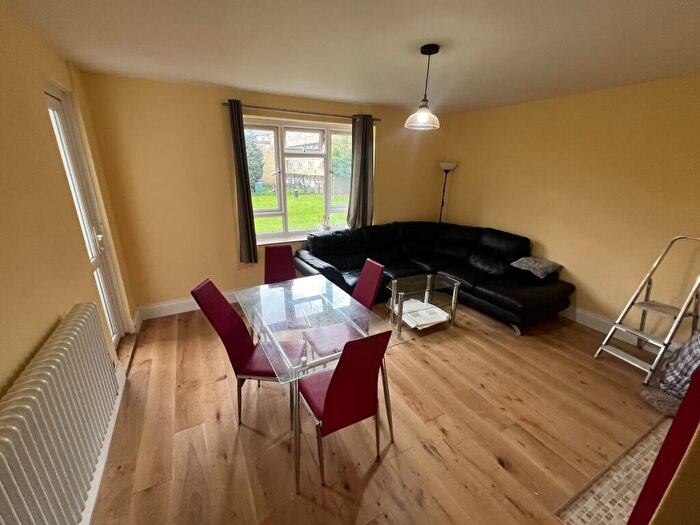 4 Bedroom Flat To Rent In Malcolm House, Arden Estate, London, N1
