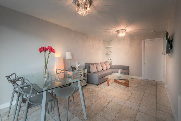 2 Bedroom Flat To Rent In Westbourne Grove, London, W11