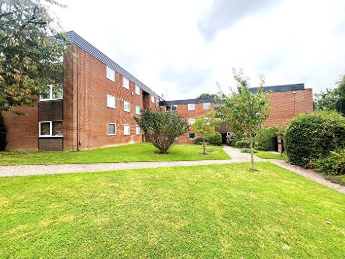 2 Bedroom Flat To Rent In Jolive Court, Rosetrees, Guildford, GU1