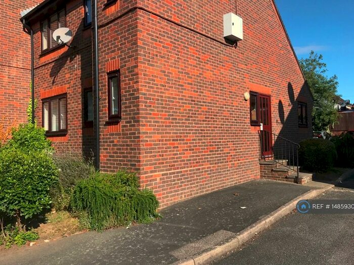 1 Bedroom Flat To Rent In Old School Place, Burgess Hill, RH15