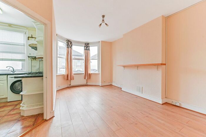 2 Bedroom Flat To Rent In Quadrant Road, Thornton Heath, CR7