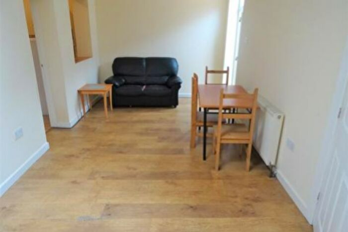 2 Bedroom Flat To Rent In Cricklewood Lane, London, NW2