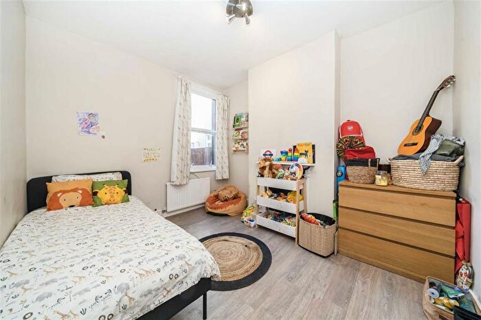 2 Bedroom Flat For Sale In Chapter Road, London, NW2