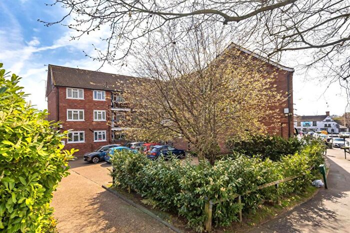 1 Bedroom Flat For Sale In Forest Drive, Theydon Bois, CM16