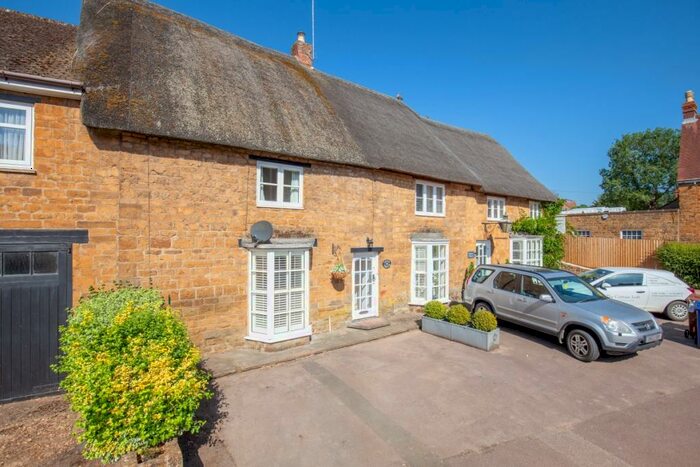 2 Bedroom Cottage To Rent In High Street, Bloxham, OX15