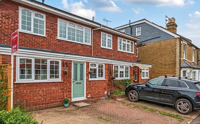 3 Bedroom Detached House For Sale In Sunnyside Road, Teddington, TW11