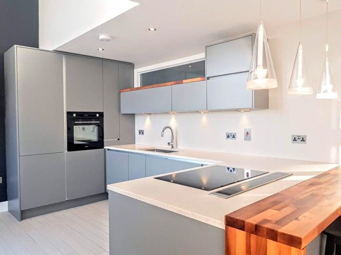 2 Bedroom Flat To Rent In Riverside Way, Leeds, West Yorkshire, LS1