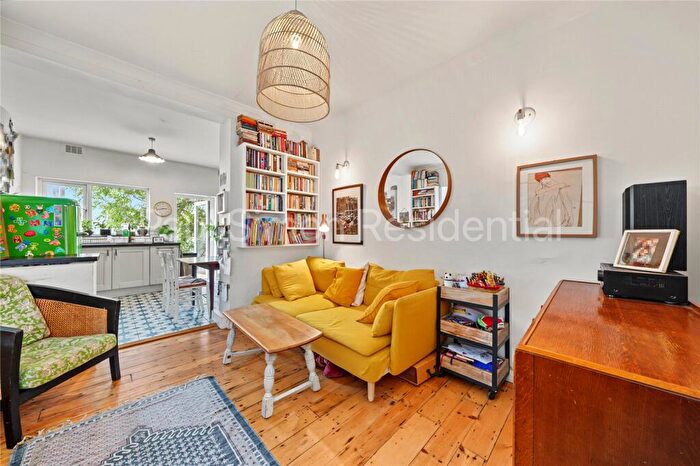 2 Bedroom Apartment For Sale In Kimberley Gardens, Harringay, London, N4