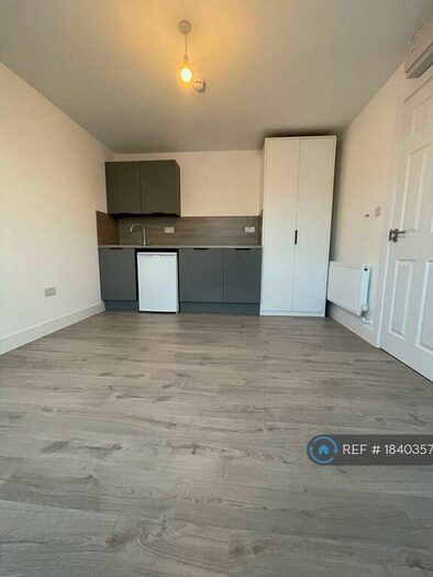 Studio To Rent In Queensland Avenue, London, N18