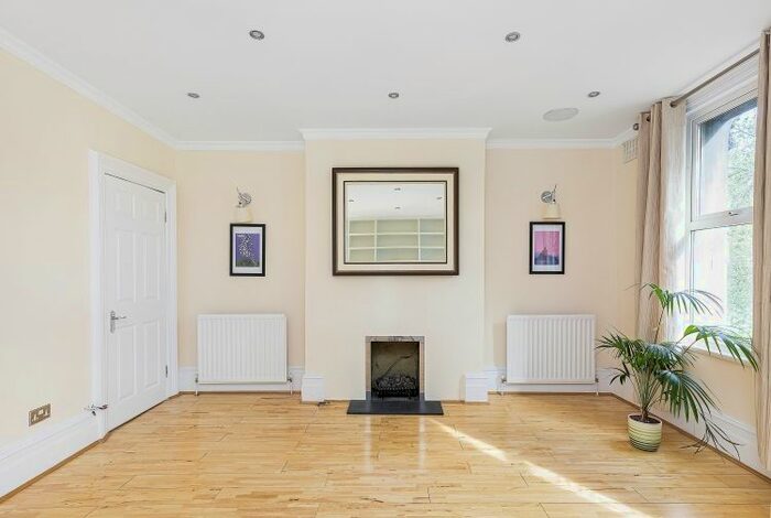 3 Bedroom Maisonette To Rent In Uxbridge Road, London, W12