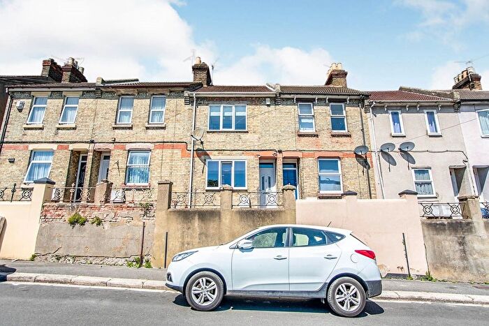 3 Bedroom Terraced House To Rent In Mount Road, Chatham, Kent, ME4