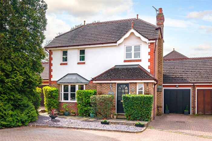 3 Bedroom Link Detached House For Sale In Mallards Way, Lightwater, Surrey, GU18