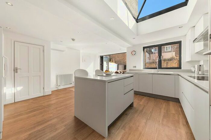 4 Bedroom Property To Rent In Mervan Road, Brixton, London, SW2