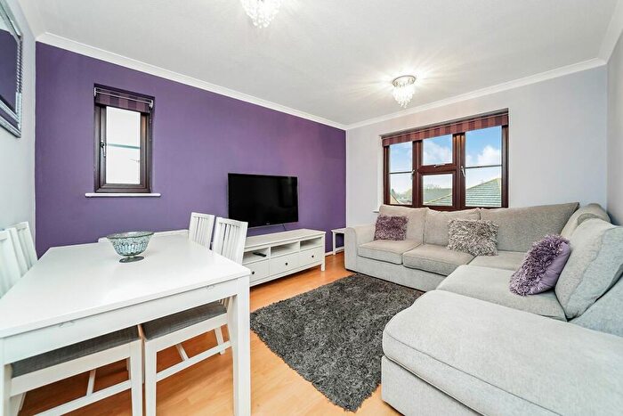 1 Bedroom Flat To Rent In Orchid Close, Abridge, RM4