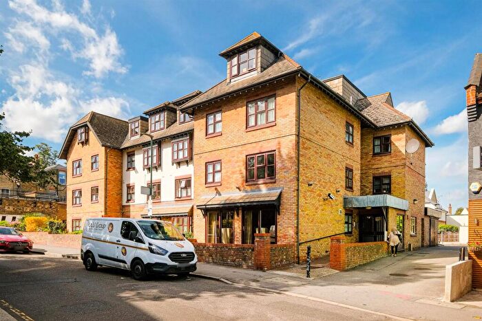 1 Bedroom Retirement Property For Sale In Westleigh Court, Nightingale Lane, Wanstead, E11