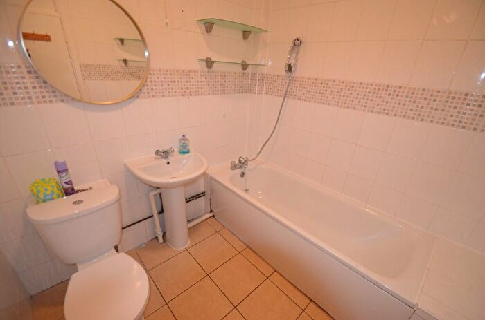 4 Bedroom Terraced House To Rent In Rochester Street, Chatham, Kent, ME4