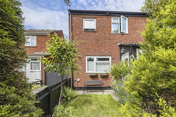 2 Bedroom House For Sale In Globe Pond Road, Rotherhithe, SE16