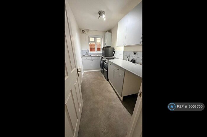 1 Bedroom Flat To Rent In Lenbee House, Chatham, ME5