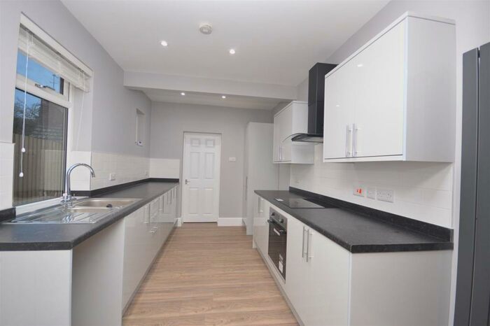 4 Bedroom House To Rent In King Street, Kettering, NN16