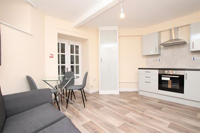 3 Bedroom Flat To Rent In Hillstead House, Weston Park East, Bath, BA1