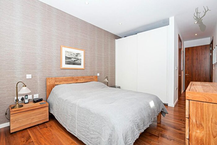 2 Bedroom Flat For Sale In Piercing Hill, Theydon Bois, Epping, CM16