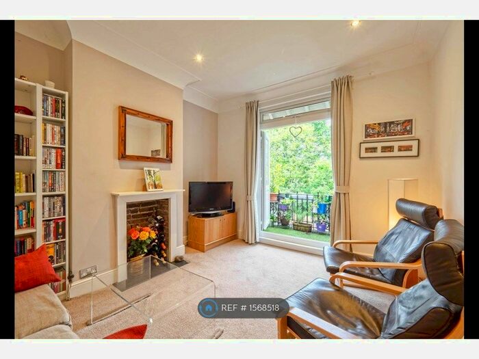 3 Bedroom Flat To Rent In First Floor, London, SW16