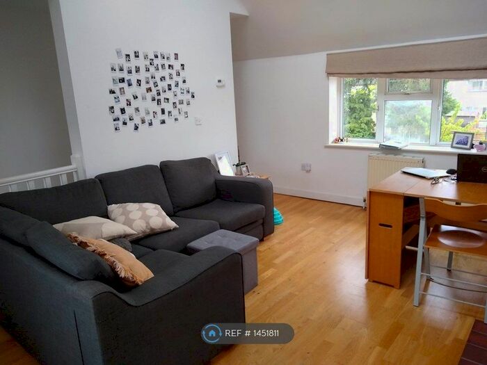 2 Bedroom Flat To Rent In Littlemore, Oxford, OX4