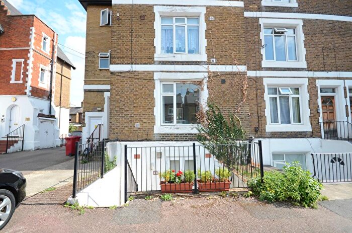 Studio To Rent In Hencroft Street South, Slough, SL1