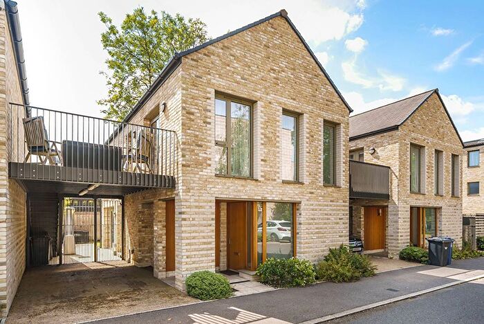 3 Bedroom Detached House To Rent In Farnsworth Drive, Edgware, HA8