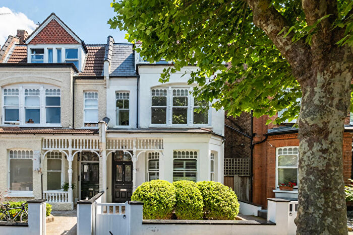5 Bedroom House For Sale In Kings Avenue, London, N10